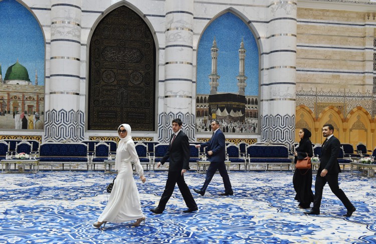 President Ilham Aliyev, his spouse arrive in Jeddah - PHOTOS